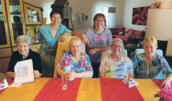 Familientreffen: Die Cousinen Karoline Gintens­torfer, Elfriede Dallinger, Maria Mayr und Erni Mathy (von links nach rechts); stehend vertreten Martina Signer und Maria Schatzberger die nächste Generation. 