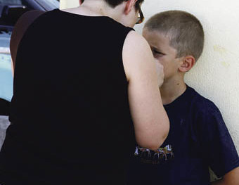 Mutter schimpft mit ihrem Sohn [ NUR FUER REDAKTIONELLE VERWENDUNG! (c) www.BilderBox.com, Erwin Wodicka, Siedlerzeile 3, A-4062 Thening, Tel. + 43 676 5103678.Verwendung nur gegen HONORAR, BELEG, URHEBERVERMERK nach AGBs auf bilderbox.com], Altersgr