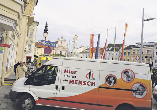 Der Tourbus mit dem Motto 'Hier arbeitet ein Mensch' bei seinem Halt in St. Pölten.