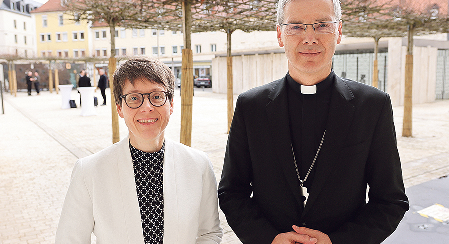 DBK-Vorsitzender Bischof Heiner Wilmer SCJ (re.) mit der wiederbestellten DBK-General­sekretärin Beate Gilles (li.). 