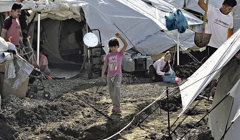 Ein Kind mit einem Luftballon auf dem Weg zwischen den Zelten des Flüchtlingslagers Kara Tepe auf der Insel Lesbos, Griechenland, 14. Oktober 2020.    