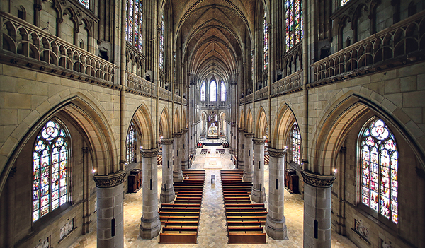 Der Mariendom fasziniert durch seine Weite.      Weihbold