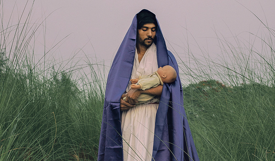 Mit dem Werk „I am the Mother too“ von Sumi Anjuman wird die Ausstellung beworben. 