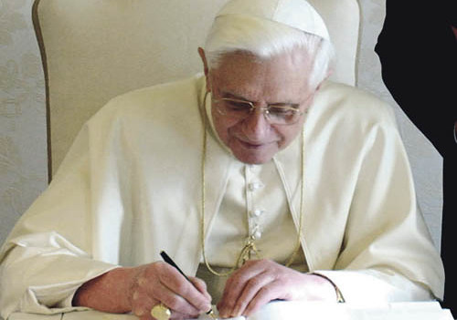 EnzyklikaVorstellung der ersten Enzyklika von Papst Benedikt XVI. am 25. Januar 2006. Sie tr?gt den Titel 'Deus caritas est' ('Gott ist die Liebe'). Papst Benedikt XVI. in unterschreibt in seinem Amtszimmer die Enzyklika. Neben ihm Erzbischof Leonar