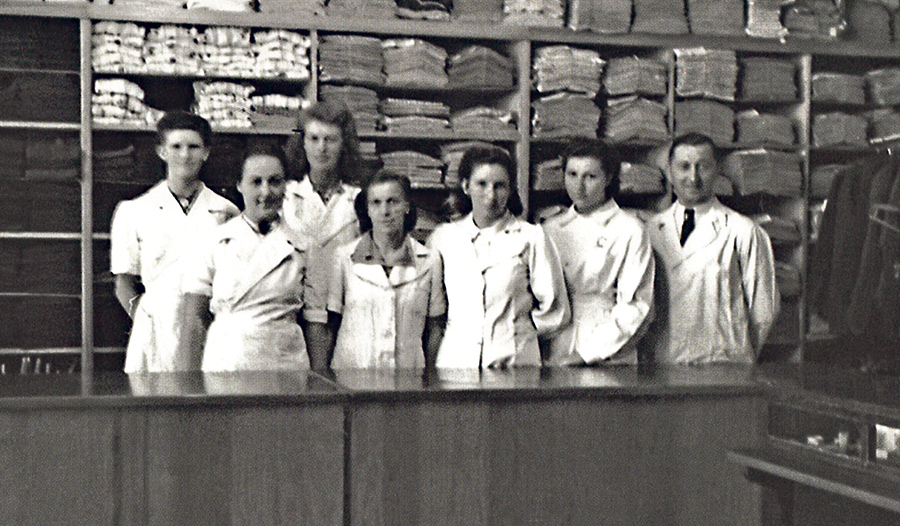 Zuerst Mutter und Hausfrau, dann wichtige Arbeitskraft: Während der NS-Zeit wurde das Idealbild der Frau den jeweiligen politischen Zielen angepasst (Foto 1940er).   