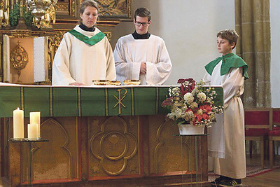 Dienst am Altar. Nico Sperl (Bild Mitte) engagiert sich seit Kindertagen in der Pfarre Eberschwang.   