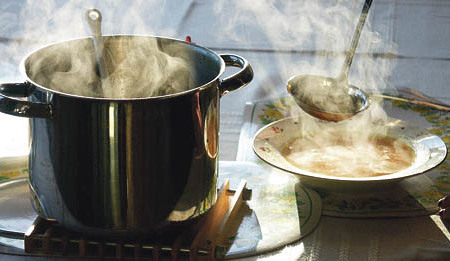 Dampfende Suppe [ (c) www.BilderBox.com, Erwin Wodicka, A-4063 Breitbrunn, Tel. +43 676 5103 678. Verwendung nur gegen HONORAR, BELEG, URHEBERVERMERK und den AGB?s auf www.bilderbox.com ] in an am um im  auf einer beim Suppe Suppen Suppenkaspar Nahru
