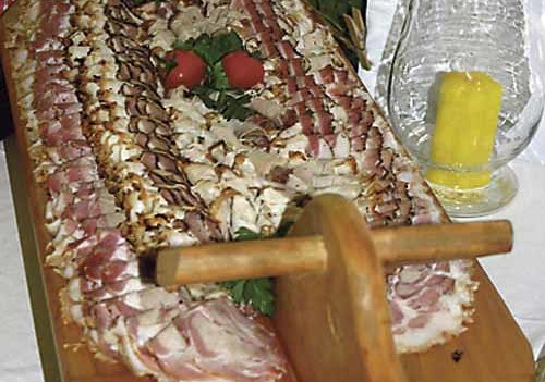 Geburtstagsfeier, Gottfried Gansinger 70 Jahre, Ried im Innkreis, Verwandtschaft, Freunde, Familie,  Fest im Garten Gansinger, Wilflingsederstra?e 29, kaltes Buffet, Holzschwein-Servierbrett