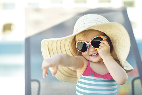 Gut geschützt mit Mamas Schlapphut und Sonnenbrille.   