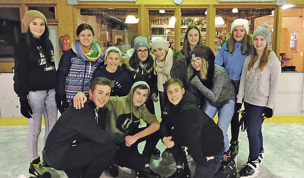Vielfältige Jugendarbeit: Die Jugendgruppe Perg beim gemeinsamen Ausflug zum Eislaufen. 