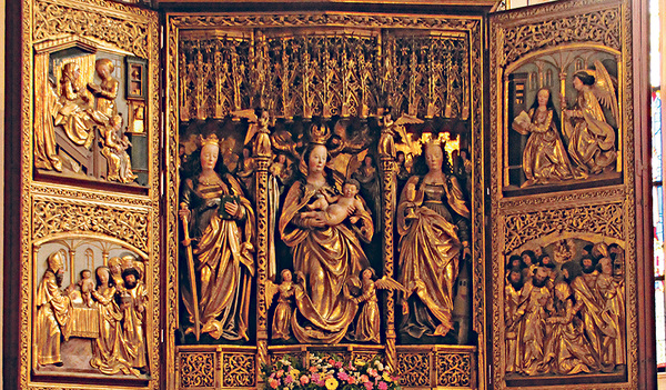 Am Marienaltar sind die heilige Katharina, die heilige Maria mit Kind und die heilige Barbara (von links) zu sehen.  