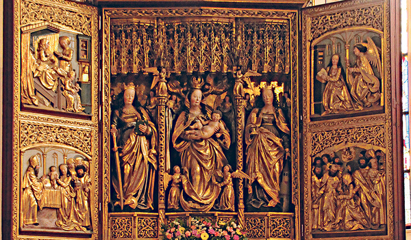 Am Marienaltar sind die heilige Katharina, die heilige Maria mit Kind und die heilige Barbara (von links) zu sehen.  