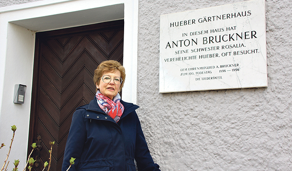 Gabriele Sieb steht hier vor dem Hueber-Gärtnerhaus. 