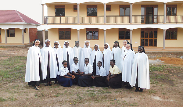 Der Ordensnachwuchs mit Schwestern aus Europa vor dem neuen Ausbildungshaus 