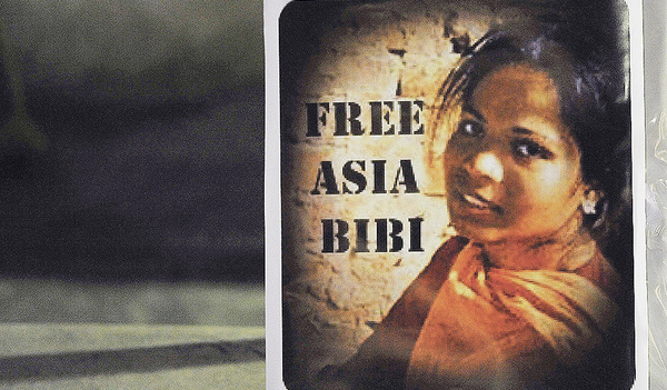 Ein Plakat mit dem Porträt von Asia Bibi. 