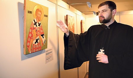 Pfarrer Andrii Kityk zeigt die Ikonenausstellung