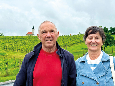 Walter und Anita Dokter aus Reiteregg/St. Bartholomä, im Hintergrund die Osterkreuzkapelle.