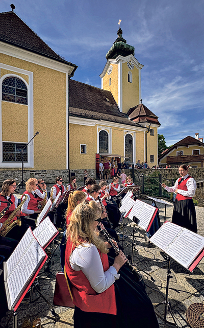 Musikkapellen gestalten viele Gottesdienste, Feste und Prozessionen in den Pfarrgemeinden musikalisch mit. Es gibt über 25.000 aktive Musiker:innen bei Musikkapellen in Oberösterreich. Hier im Bild: der Musikverein St. Magdalena in Linz. 