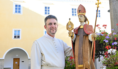 Der Schlägler Chorherr Ewald N. Donhoffer mit einer Statue des Ordensgründers Norbert von Xanten.   