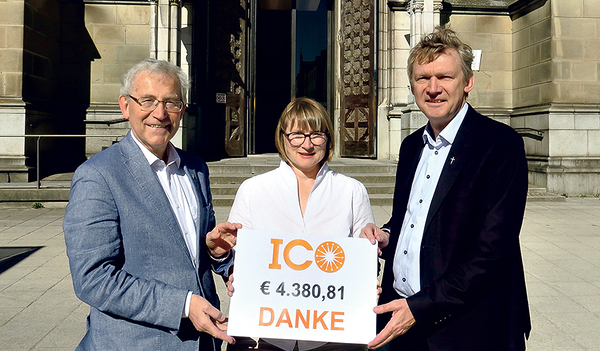 Bischofsvikar Domkustos Johann Hintermaier (von links) und Karin Imlinger-Bauer von Pro Mariendom übergeben die Kollekte an Bischofsvikar Regens Slawomir Dadas. 