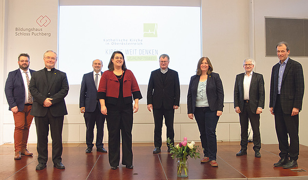 Die neuen Bereichsleiter/innen mit der Diözesanspitze (von links): Daniel Neuböck, Generalvikar Severin Lederhilger, Reinhold Prinz, Gabriele Eder-Cakl, Bischof Manfred Scheuer, Edeltraud Addy-Papelitzky, Franz Kehrer und Martin Füreder.