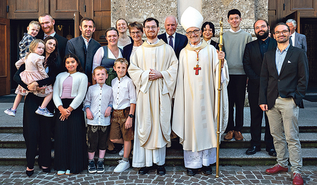 P. Gerald Baumgartner SJ inmitten seiner Familie und mit Kardinal Michael Czerny.  