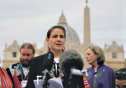 Cassidy Caron, Präsidentin des Métis National Council, spricht am Petersplatz zur Presse.
