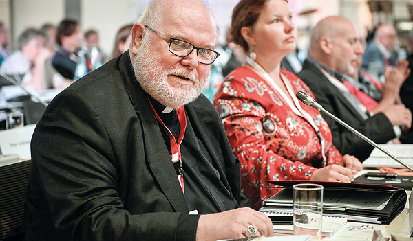 Bischöfe wie Kardinal Reinhard Marx sitzen bei den Vollversammlungen des Synodalen Wegs in alphabetischer Reihenfolge neben Nicht-Bischöfen. Diese Durchmischung gefällt nicht allen.