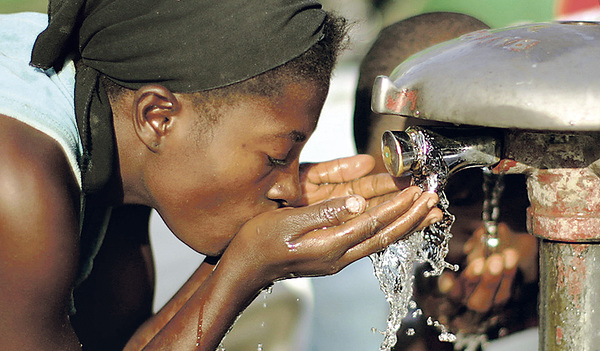 2,2 Milliarden Menschen weltweit haben keinen Zugang zu sicherem Trinkwasser.   