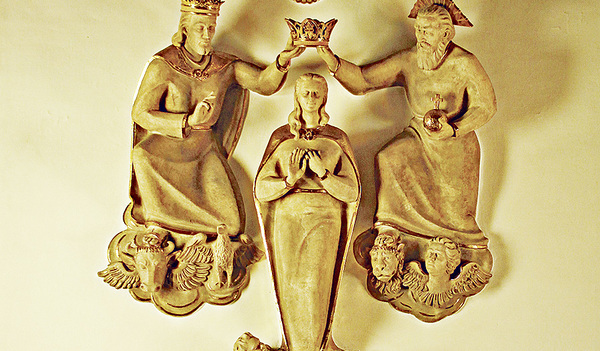 Die Himmelfahrt Mariens, wie sie der Künstler Hans Schmidinger (1912–1994) für die Pfarrkirche Klaffer gestaltet hat.   