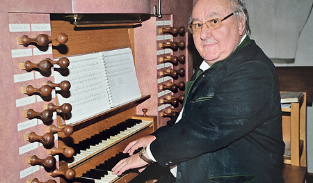 OSR Helmut Lang an der Orgel.    