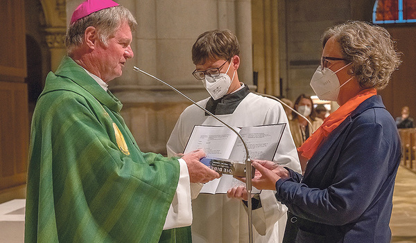 Als Zeichen der Sendung überreichte Bischof Scheuer jedem/r Seelsorger/in eine Ausgabe der Heiligen Schrift.  