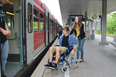 Auch Zugfahren stellt einen Rollstuhlfahrer auch heute noch vor eine Herausforderung. Alleine ist es oftmals nicht möglich.