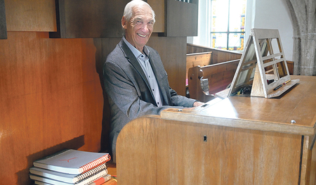 An der Orgel ist er in seinem Element. Hermann Geisberger wurde vor Kurzem in der Pfarre Hochburg dafür geehrt, dass er schon 70 Jahre lang als Organist in der Gemeinde wirkt. 