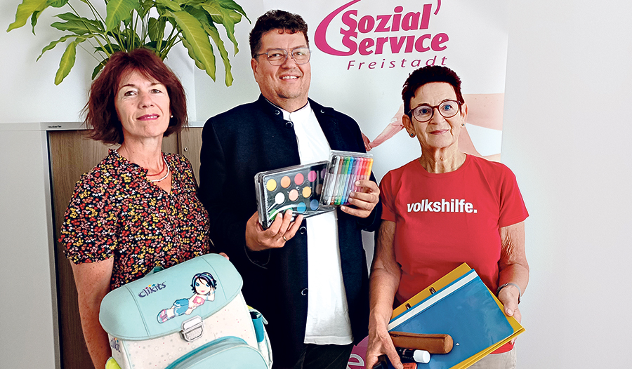 Renate Leitner vom SozialService (links), Roland Altreiter von der Pfarre Freistadt und Ulrike Steininger von der Volkshilfe unterstützen gemeinsam in Freistadt Familien beim Schulstart mit Gutscheinen, um so der Teuerung entgegenzuwirken.  