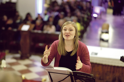 „Mein ganzes Leben ist dir vertraut.“ – Das ist eine Liedzeile aus Stefanie Poxruckers neuem Liederheft. Die Sängerin ist Teil der „Poxrucker Sisters“ und hat Lieder für den Gottesdienst komponiert, die besonders Jugendliche ansprechen.