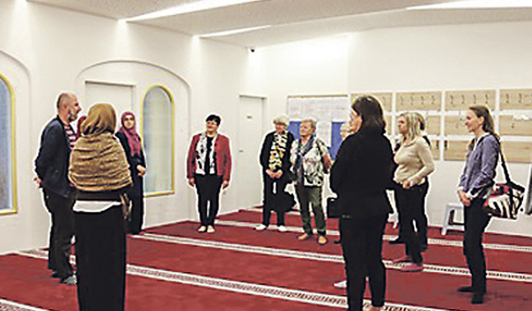 Im Gebetsraum der albanischen Moschee   