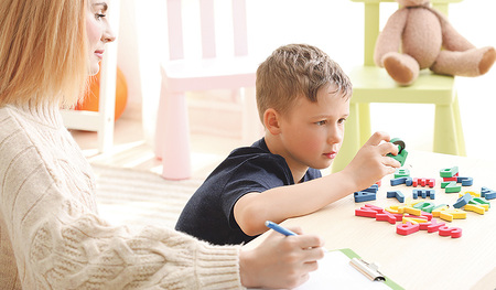 Bei autistischen Kindern  können konventionelle Erziehungsmethoden meist nicht angewandt werden, weil sie anders lernen als ihre Alterskolleg/innen.