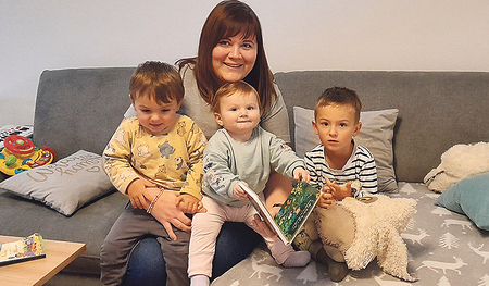 Familienhelfer:innen der Caritas unterstützen zu Hause. 