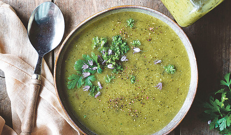 Zucchini lassen sich zu allerlei Gutem verarbeiten: von Suppe bis Aufstrich.  