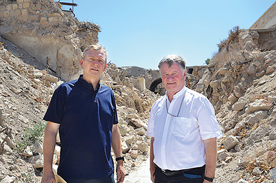 ICO-Obmann Slawomir Dadas und Bischof Manfred Scheuer in den Trümmern der Altstadt von Aleppo. 