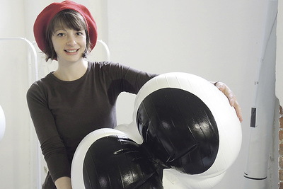 Katharina Mayrhofer mit einem ihrer „rubber grubs“