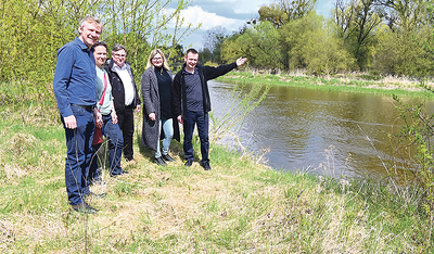 Kaplan Slawomir Ochnik (rechts) hat seine Gäste vom Pfarrhof in Wola Uhruska in wenigen Gehminuten zum Fluss Bug geführt, der die Grenze zwischen Polen und Ukraine bildet. 