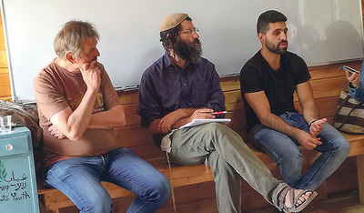 Pete Hämmerle (links) bei der Begegnung mit der Gruppe „Roots“, die eine Plattform von national-religiösen jüdischen Siedlern und Palästinensern ist. 