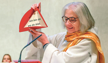 Maria-Anna Grasböck mit dem Zelt, einem Symbol für die Kirche