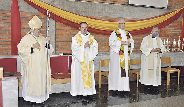 Jubiläumsmesse mit Altbischof Aichern, Pfarrer Klaus Zarzer und den beiden Altpfarrern P. Josef Stelzer und P. Hubert Habermaier.  