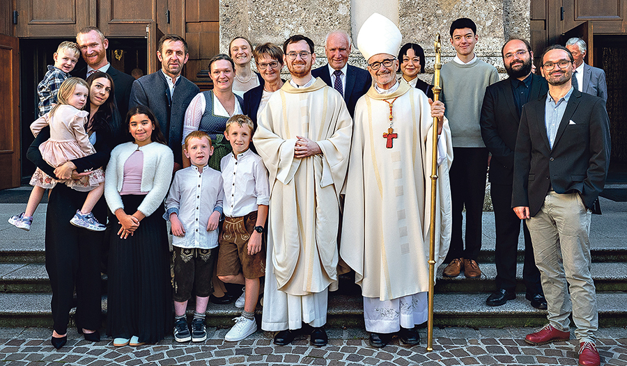 P. Gerald Baumgartner SJ inmitten seiner Familie und mit Kardinal Michael Czerny.  