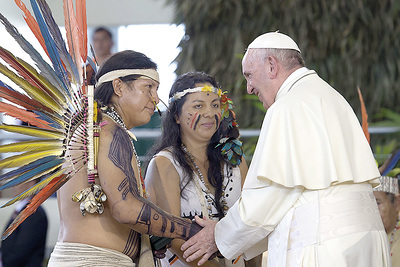 Über das Leben im Amazonas-Gebiet spricht Papst Franziskus mit zwei Menschen aus Peru.