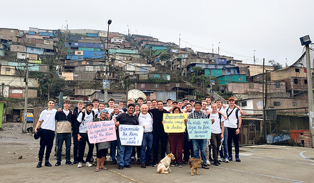 Maturant:innen von heuer und ein Teil einer Abschlussklasse aus 2021 besuchten mit Hans Gruber im Sommer Peru. Im Hintergrund befindet sich die 2018 von HTL-Absolventen errichtete Stiege im Armenviertel.    