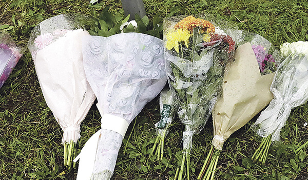 Blumen liegen in der Nähe des Fundortes eines Lkw mit 39 Toten in Essex bei London.  